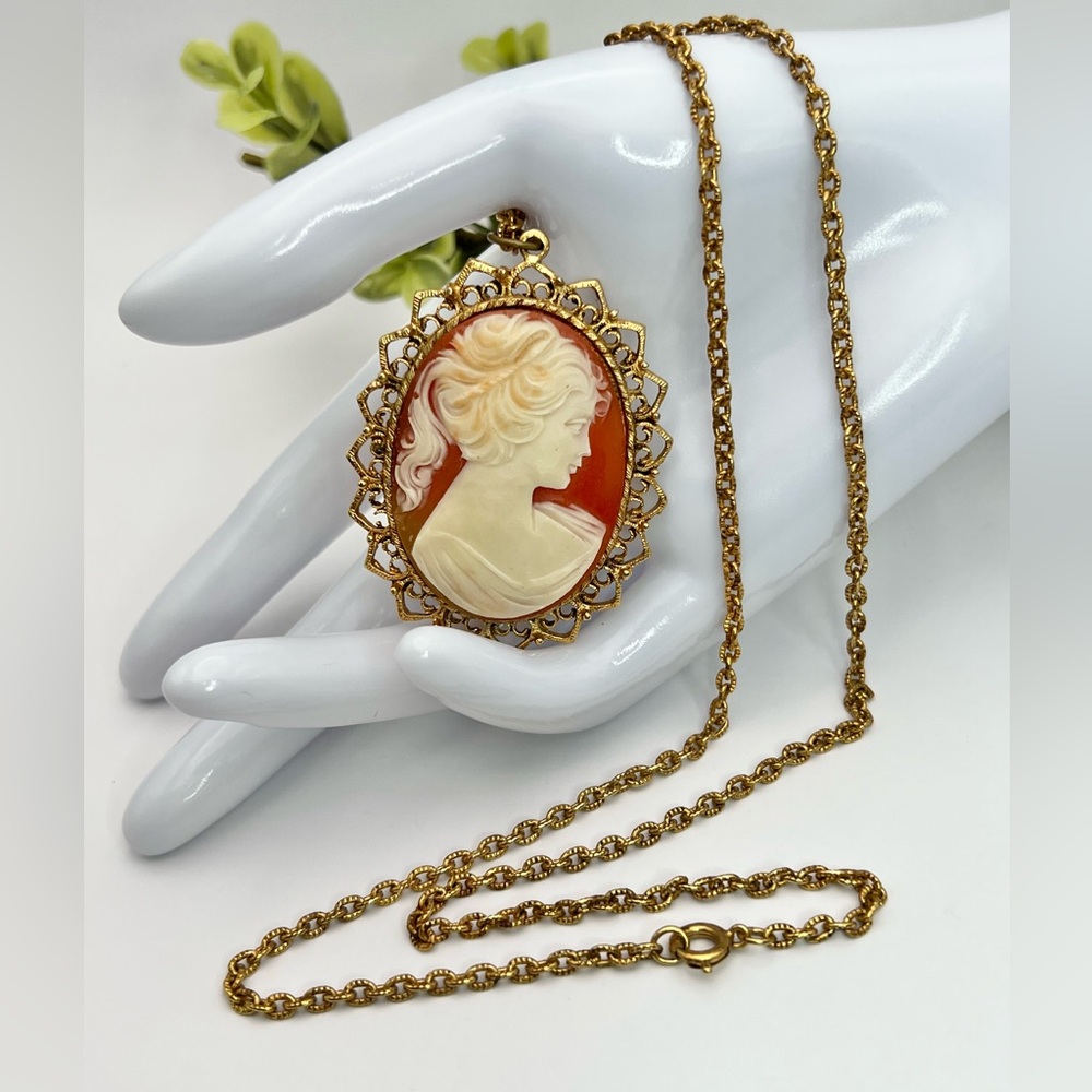CAMEO PENDANT NECKLACE